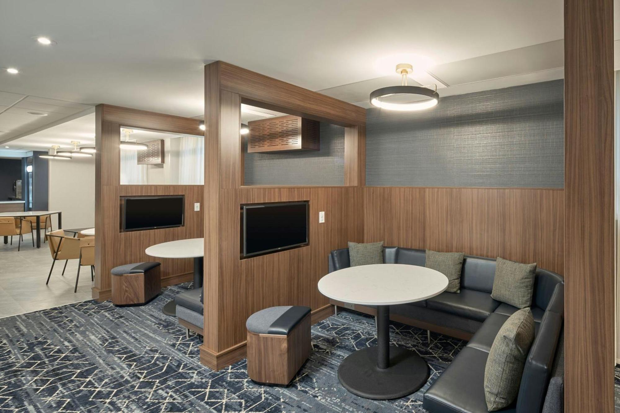 Отель Courtyard By Marriott Regina Downtown Экстерьер фото