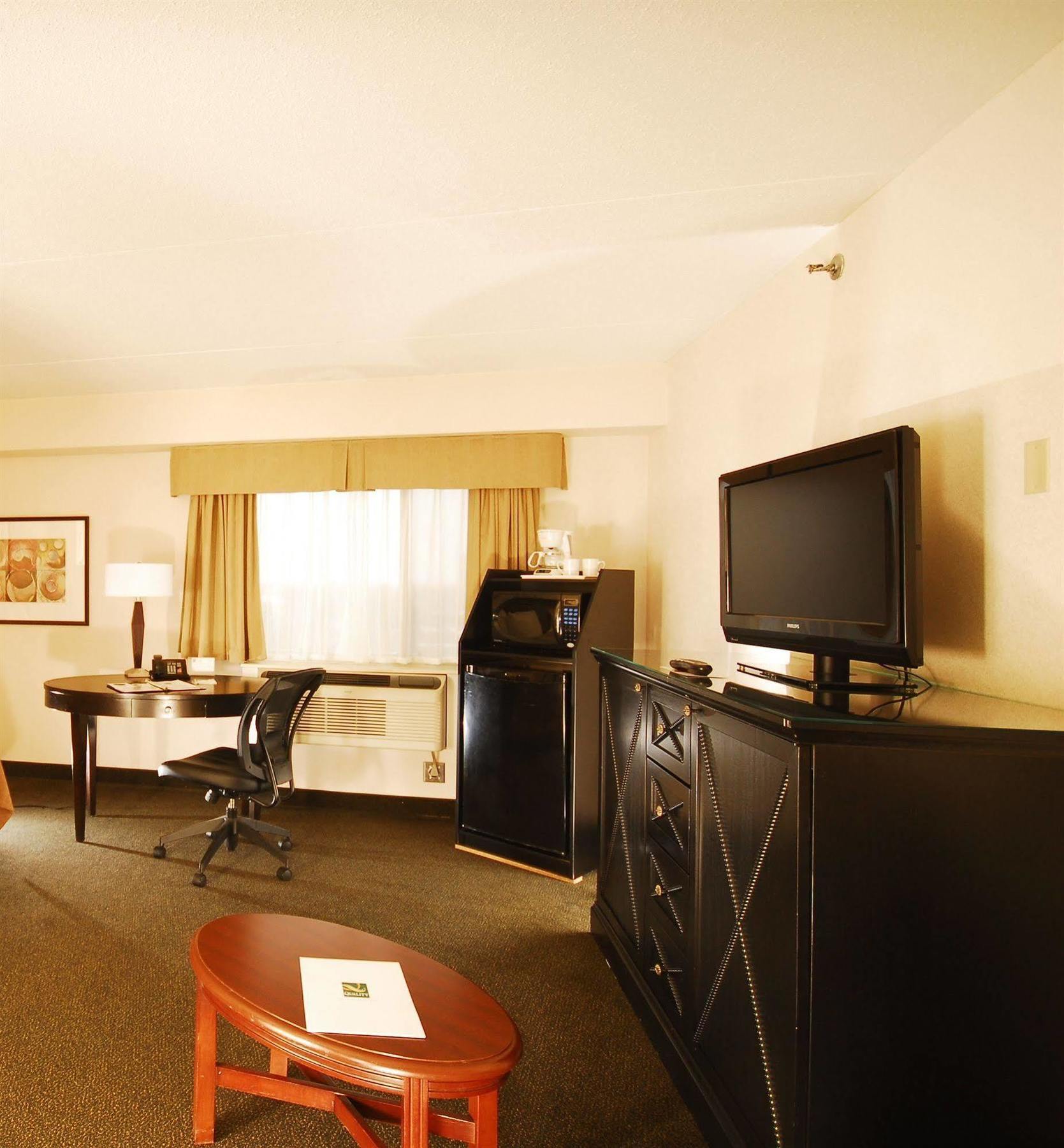 Отель Courtyard By Marriott Regina Downtown Экстерьер фото